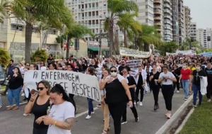 Trabalhadores protestam em todo o país contra a suspensão do piso da Enfermagem