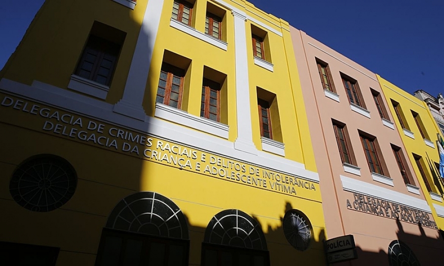 Delegacia de Crimes Raciais do RJ tem redução de quase 50% dos servidores públicos