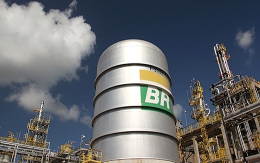 Com Bolsonaro, gasolina já subiu 70%, e o diesel, 90%, diz Ineep
