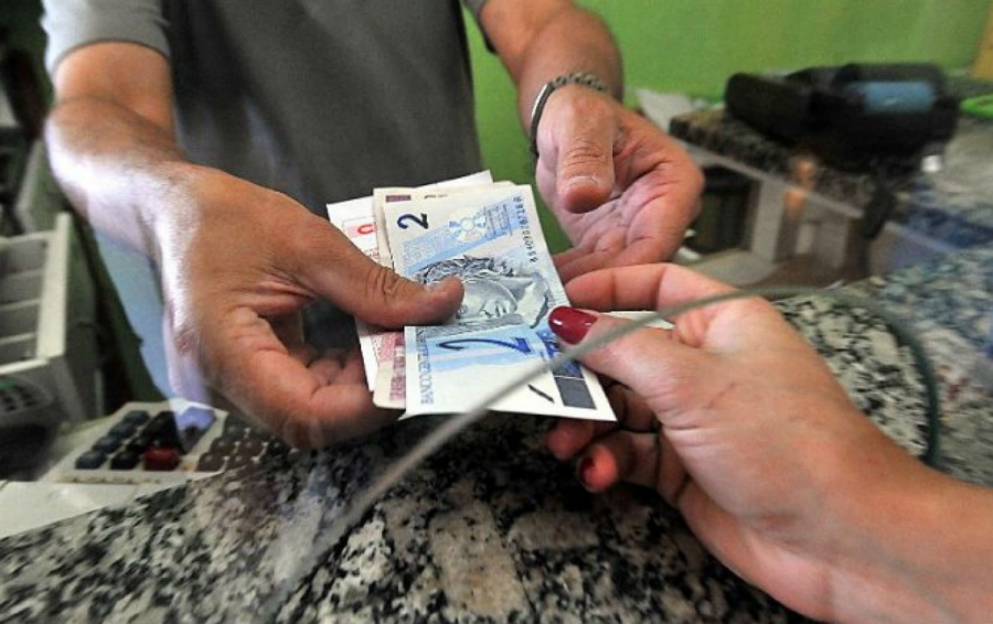 Brasil tem 34,4% dos trabalhadores vivendo com at&eacute; um sal&aacute;rio m&iacute;nimo