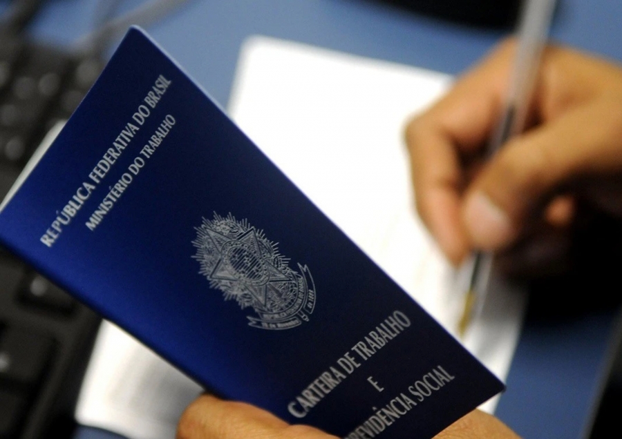 Com taxa de desemprego mais baixa em 10 anos, trabalho com carteira assinada bate recorde