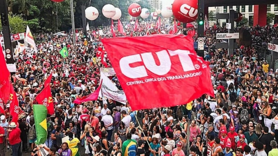 Voz ativa na defesa dos trabalhadores, o engajamento da CUT nos temas políticos mais relevantes do país é marcante. 