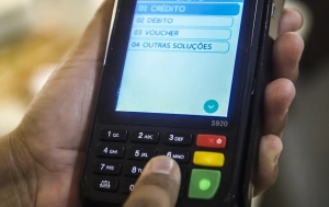 Cartão de crédito: limite dos juros no rotativo começa nesta quarta