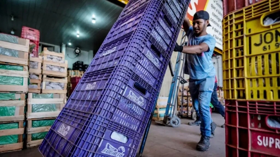 A desigualdade no Brasil chegou ao menor índice da série histórica. A razão entre o rendimento do 1% mais rico da população e os 40% mais pobres caiu para 36,2 vezes