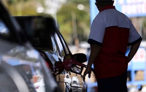 Comissão da Câmara discute projeto que muda reajustes dos combustíveis