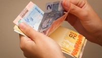 Notas de dinheiro sendo folheadas. 