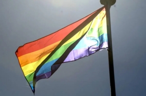 População LGBTQIA+ ainda enfrenta barreiras e discriminação no acesso à saúde
