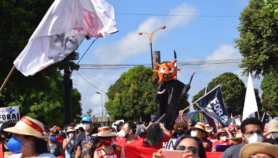 Brasil vê manifestações em cidades grandes e pequenas pelo país e exterior
