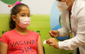 Nova variante da covid-19 avança pelo mundo. Vacinas são a melhor forma de prevenção