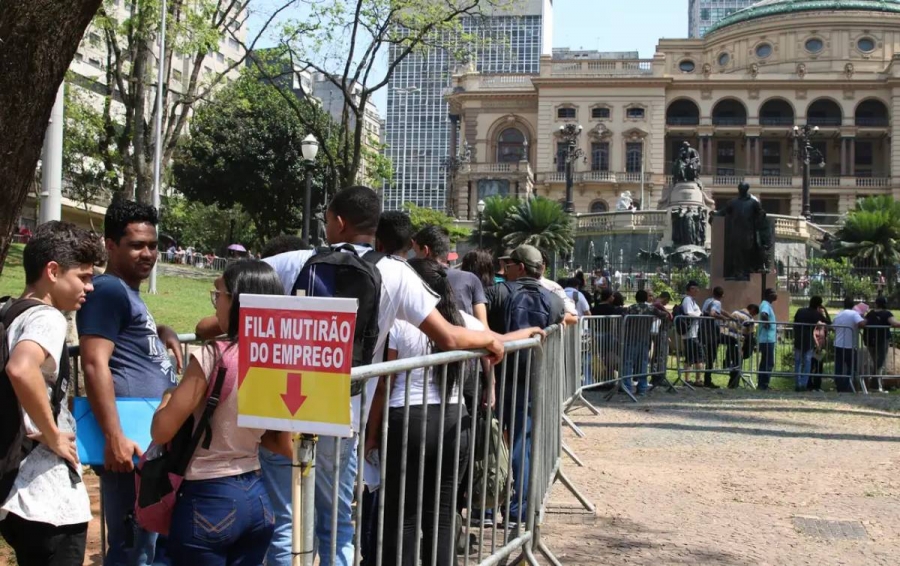 Desemprego recua em relação a 2023, com quase 700 mil desempregados a menos